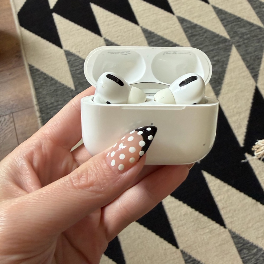 Apple AirPods Pro gen 1 Wireless Earbuds with Charging Case